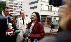 Sanaa Seif, la soeur d'Alaa Abdel Fattah, un Egypto-britannique emprisonné en Egypte, figure majeure du soulèvement égyptien de 2011, s'exprime devant la presse à Londres le 3 juin 2025  ( AFP / BENJAMIN CREMEL )