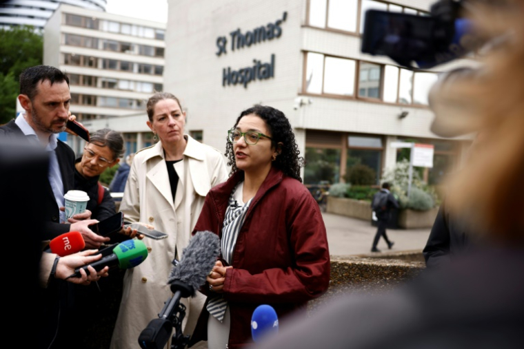 Sanaa Seif, la soeur d'Alaa Abdel Fattah, un Egypto-britannique emprisonné en Egypte, figure majeure du soulèvement égyptien de 2011, s'exprime devant la presse à Londres le 3 juin 2025 ( AFP / BENJAMIN CREMEL )