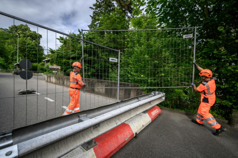 Installation d'une barrière pour fermer la frontière entre Hermance en Suisse et Chens sur Leman en France, avant le sommet du G7 à Evian, le 11 juin 2026 ( AFP / Fabrice COFFRINI )
