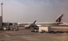 Un avion de Qatar Airways à l'aéroport international de Dubaï