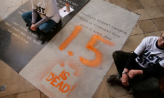 Des militants écologistes de "Just Stop Oil" après avoir peint sur la tombe de Charles Darwin à Londres