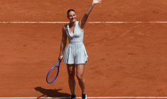 L'Ukrainienne Marta Kostyuk salue le public après sa victoire contre la Russe Oksana Selekhmeteva au premier tour de Roland-Garros le 24 mai 2026 à Paris  ( AFP / ALAIN JOCARD )