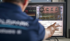 Des cellules cérébrales humaines sur un écran à la start-up FinalSpark, le 3 octobre 2025 à Vevey, en Suisse ( AFP / Fabrice COFFRINI )