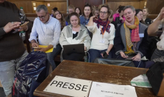Procès en appel des viols de Mazan: Gisèle Pelicot dans la salle d'audience