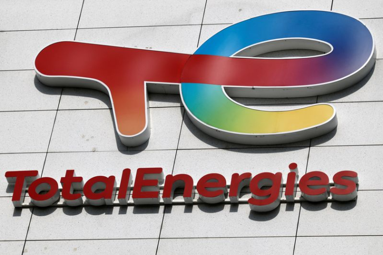 Logo de la société pétrolière et gazière française TotalEnergies à Rueil-Malmaison