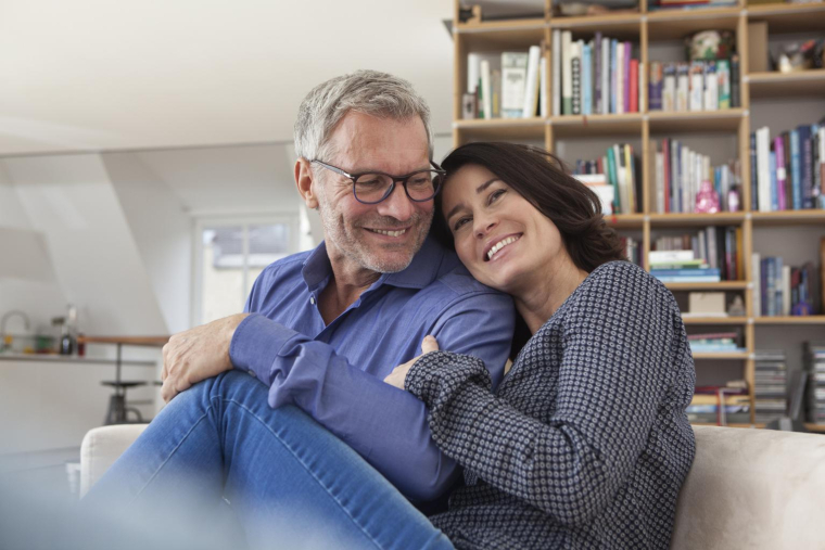 À la rentrée de septembre, Béatrice et Albert réévaluent leur patrimoine pour adapter épargne, retraite et projets familiaux à leurs nouvelles priorités. ( crédit photo : Getty Images/Westend61 )