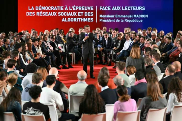 Emmanuel Macron lors d'un débat avec des lecteurs des journaux de l'est de la France, appartenant au groupe Ebra, sur le thème de "la démocratie à l'épreuve des réseaux sociaux et des algorithmes" à Mirecourt le 28 novembre 2025 ( POOL / SEBASTIEN BOZON )