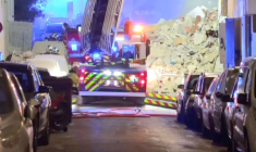 Photo d'un camion de pompiers prsèd d'un immeuble d'habitation à Marseille qui s'était effondré la veille