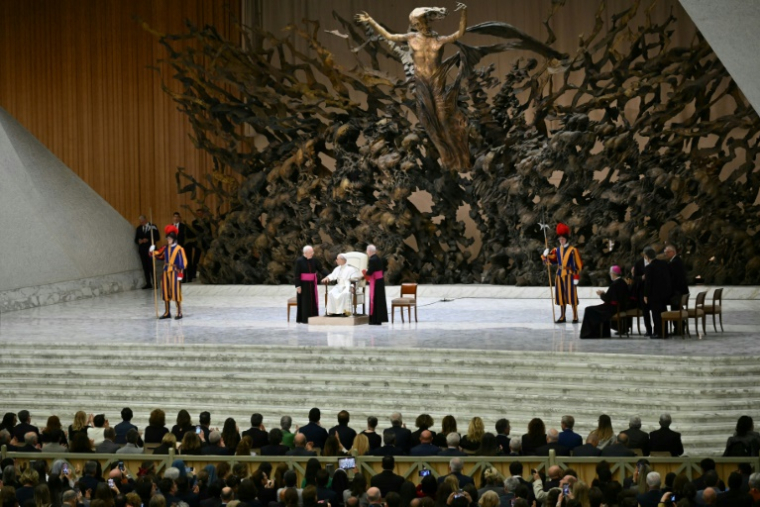 Léon XIV (centre) lors d'une audience avec des représentants des médias au Vatican le 12 mai 2025 ( AFP / Alberto PIZZOLI )