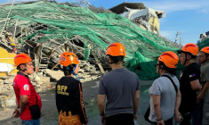 Des sauveteurs sur le site de l'effondrement d'un immeuble en construction à Angeles, aux Philippines, le 24 mai 2026. Photo diffusée sur Facebook par les services de la ville d'Angeles ( Angeles City Public Information Office / Handout )