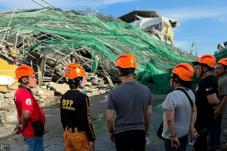 Des sauveteurs sur le site de l'effondrement d'un immeuble en construction à Angeles, aux Philippines, le 24 mai 2026. Photo diffusée sur Facebook par les services de la ville d'Angeles ( Angeles City Public Information Office / Handout )