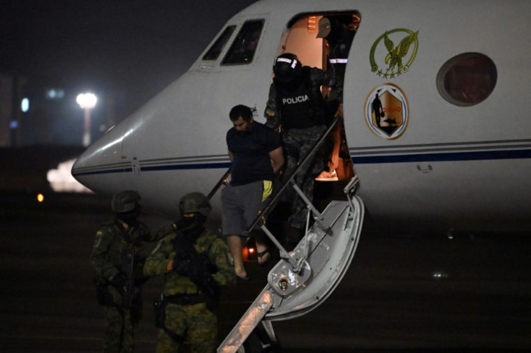 Le narcotrafiquant "Fito", qui était en cavale depuis un an et demi, a été transféré à Guayaquil, après sa capture à Manta par les forces de sécurité équatoriennes, le 25 juin 2025 ( AFP / MARCOS PIN )