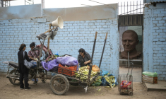 Un vendeur ambulant vend des légumes devant l'atelier où est réalisée une statue géante du pape Léon XIV, dans le quartier de Carabayllo, dans la périphérie nord de Lima, le 25 septembre 2026 ( AFP / ERNESTO BENAVIDES )