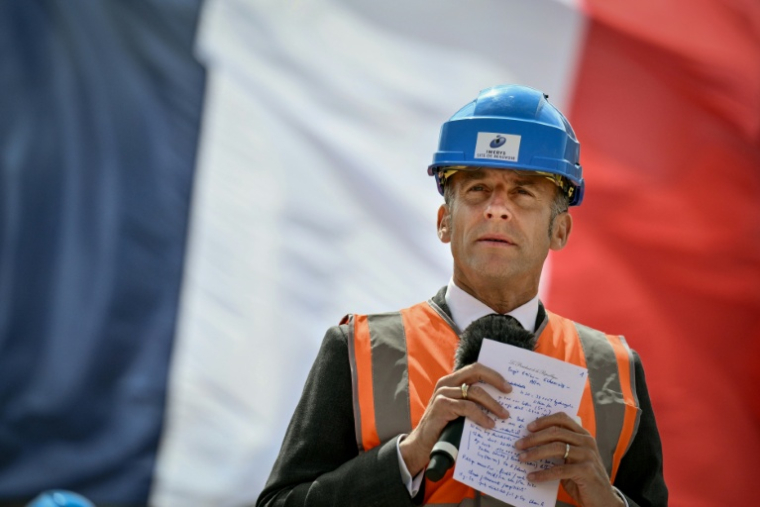 Le président français Emmanuel Macron s'exprime lors d'une visite pour l'inauguration de la mine de lithium de l'entreprise Imerys à Echassières, dans le centre de la France, le 22 avril 2026  ( POOL / Jeff PACHOUD )