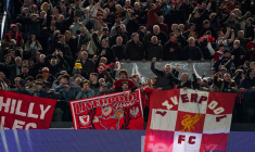 Grosse ambiance à l'arrivée des joueurs de Liverpool au stade