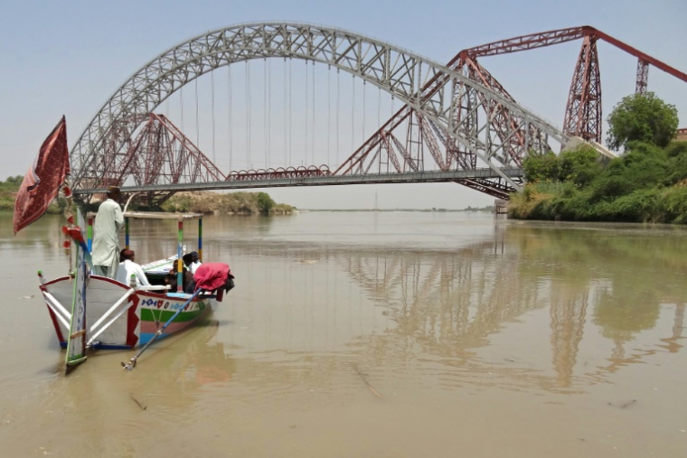 Le fleuve Indus près du pont Lansdowne à Sukkur en Inde, le 28 avril 2025 ( AFP / Shahid ALI )