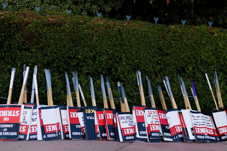 Des acteurs et écrivains hollywoodiens en grève devant les studios Disney en Californie