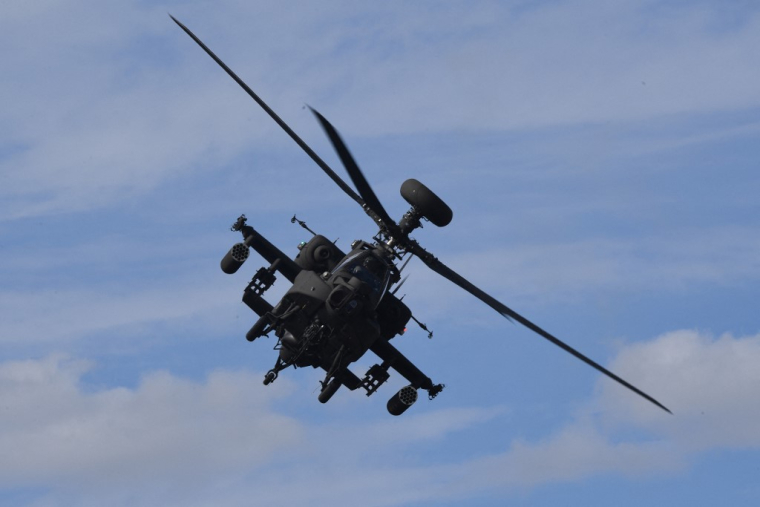 Un hélicoptère AH-64E, en vol de démonstration, en 2018 (illustration) ( AFP / JUNG YEON-JE )