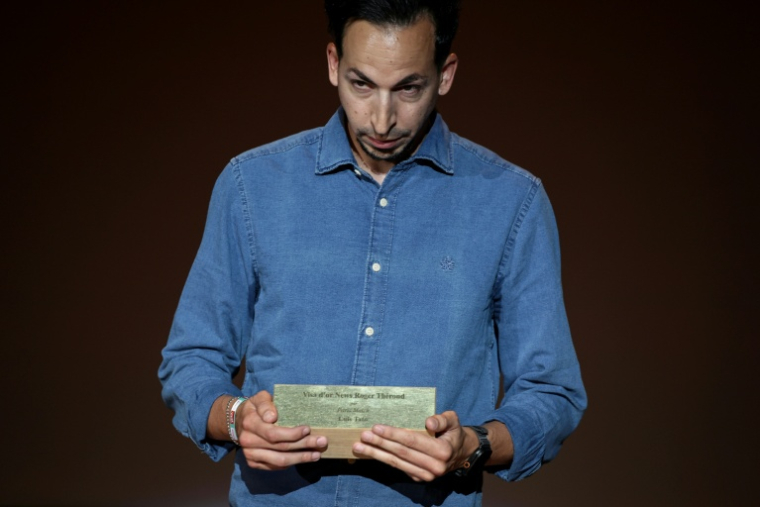 Le photographe de l'AFP Luis Tato après avoir reçu le Visa d'or News du festival Visa pour l'image à Perpignan en France le 5 septembre 2026 ( AFP / Valentine CHAPUIS )