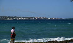 Une personne se tient sur la côte dans la baie de Matanzas, Cuba, le 30 mars 2026 ( AFP / Yamil LAGE )