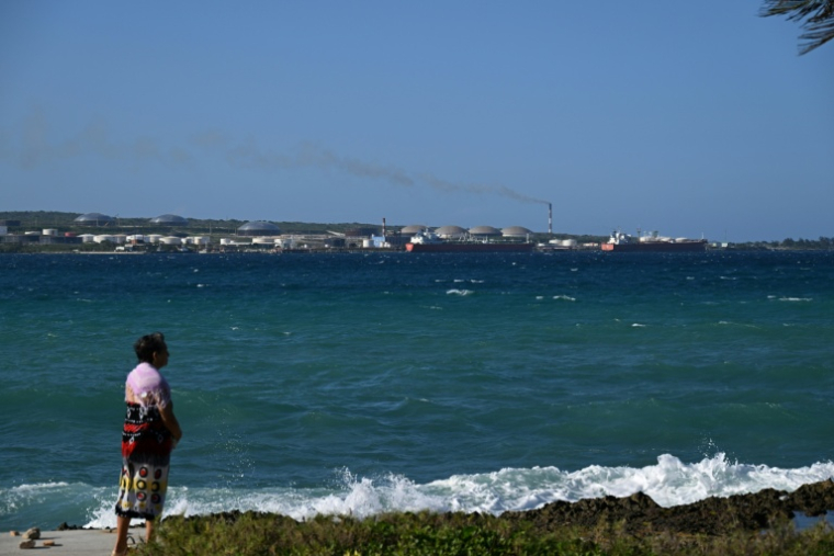 Une personne se tient sur la côte dans la baie de Matanzas, Cuba, le 30 mars 2026 ( AFP / Yamil LAGE )