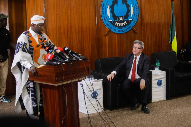Le Premier ministre sénégalais Ousmane Sonko lors d'une conférence avec l'ancien député européen et fondateur de la France insoumise, Jean-Luc Mélenchon, à Dakar
