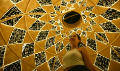 Une femme sous les décorations de Noël à Caracas, le 19 décembre 2025 au Venezuela ( AFP / Federico PARRA )