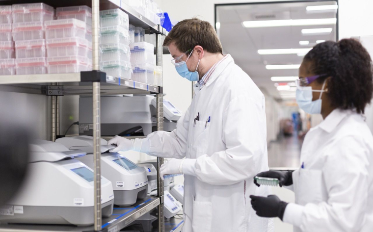 Des chercheurs de Moderna au travail. (crédit photo : Moderna /  )