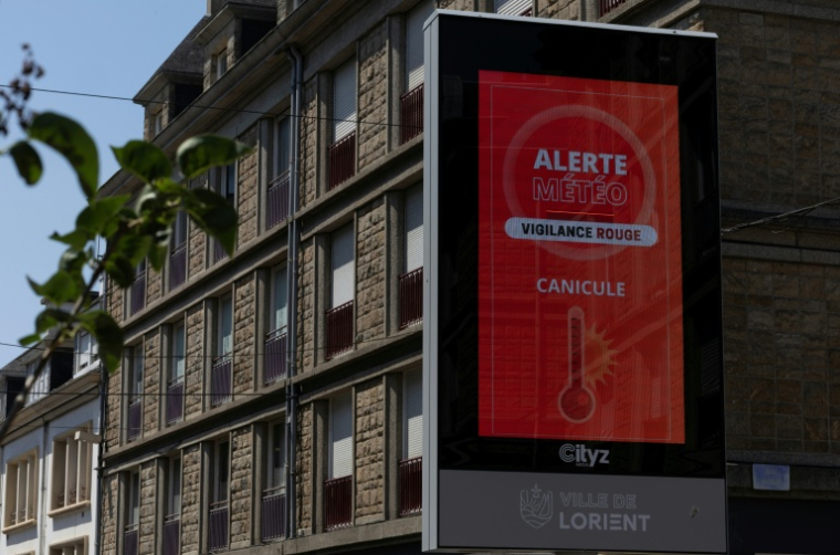 Un écran d'information municipal affiche une alerte météo rouge Canicule à Lorient, le 10 juillet 2026 dans le Morbihan, lors d'une nouvelle vague de chaleur en France ( AFP / Fred TANNEAU )