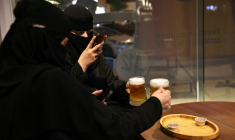 Deux femmes prennent en photo leur bière sans alcool à Ryad, Arabie saoudite, le 24 octobre 2025 ( AFP / Fayez Nureldine )