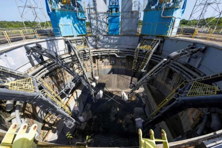 Les mécaniques de la tabe du lancement du lanceur russe Soyouz sur son ancien pas de tir à Kourou, en Guyane française, le 13 février 2026 ( AFP / Ronan LIETAR )