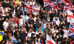 Des personnes participent à une manifestation anti-immigration et défilent dans les rues de la ville de Portsmouth, dans le sud de l’Angleterre (Royaume-Uni), le 12 septembre 2026 ( AFP / Brook Mitchell )