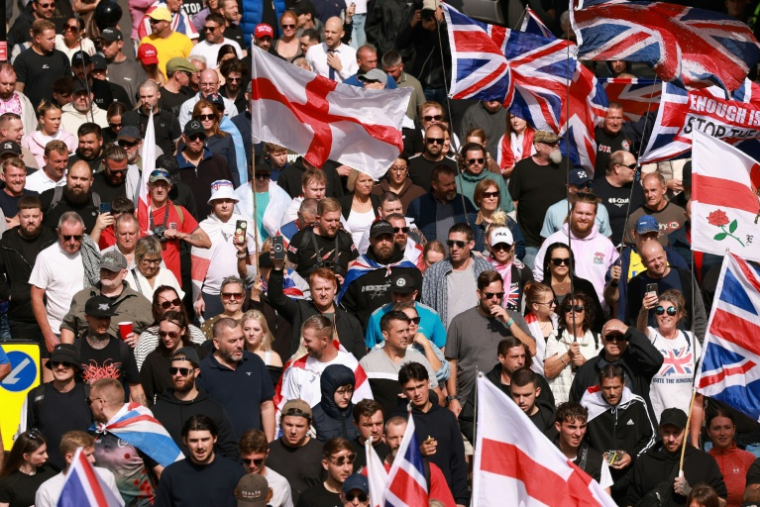 Des personnes participent à une manifestation anti-immigration et défilent dans les rues de la ville de Portsmouth, dans le sud de l’Angleterre (Royaume-Uni), le 12 septembre 2026 ( AFP / Brook Mitchell )