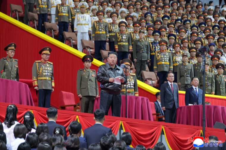 Sur cette photo diffusée par l'agence officielle KCNA, le dirigeant nord-coréen Kim Jong Un remercie les participants et organisateurs des célébrations du 80e anniversaire du parti au pouvoir en Corée du Nord, le 12 octobre 2025 à Pyongyang  ( KCNA VIA KNS / STR )