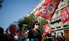 Photo d'archive de manifestants avec des drapeaux du syndicat CGT lors d'une manifestation