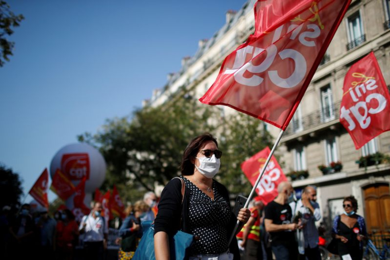 Photo d'archive de manifestants avec des drapeaux du syndicat CGT lors d'une manifestation