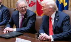 Le président américain Donald Trump (à droite) s'entretient avec le Premier ministre australien Anthony Albanese dans la salle du Conseil des ministres à la Maison Blanche, à Washington, le 20 octobre 2025. ( AFP / SAUL LOEB )
