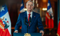 Cette photo diffusée par le service de presse de la présidence chilienne montre le président chilien José Antonio Kast prononçant une allocution à la nation lors d’une intervention télévisée depuis le palais présidentiel de La Moneda, à Santiago, le 15 avril 2026 ( Chilean Presidency / Handout )