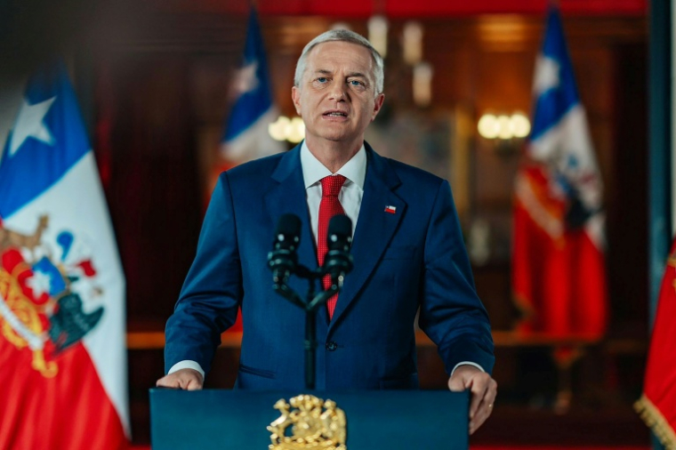 Cette photo diffusée par le service de presse de la présidence chilienne montre le président chilien José Antonio Kast prononçant une allocution à la nation lors d’une intervention télévisée depuis le palais présidentiel de La Moneda, à Santiago, le 15 avril 2026 ( Chilean Presidency / Handout )