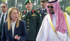 Photo diffusée par l'Agence de presse saoudienne (SPA) montrant le prince Saoud ben Mishal ben Abdelaziz, vice-gouverneur de La Mecque, accueillant la Première ministre italienne Giorgia Meloni à l'aéroport international de Jeddah lors de sa visite d'État en Arabie saoudite, le 3 avril 2026 ( SPA / Ahmed NURELDINE )