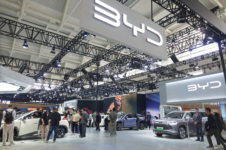 Le stand de BYD à l'International Auto Show de Tianjin, le 4 octobre 2024. (CFOTO / NurPhoto / NurPhoto via AFP)