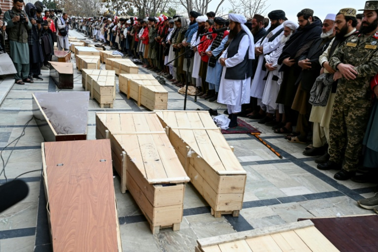 Des hommes prient lors des deuxièmes funérailles collectives des victimes tuées par une frappe aérienne pakistanaise sur un hôpital pour toxicomanes, à la mosquée Eid Gah de Kaboul le 26 mars 2026 en Afghanistan ( AFP / Wakil KOHSAR )