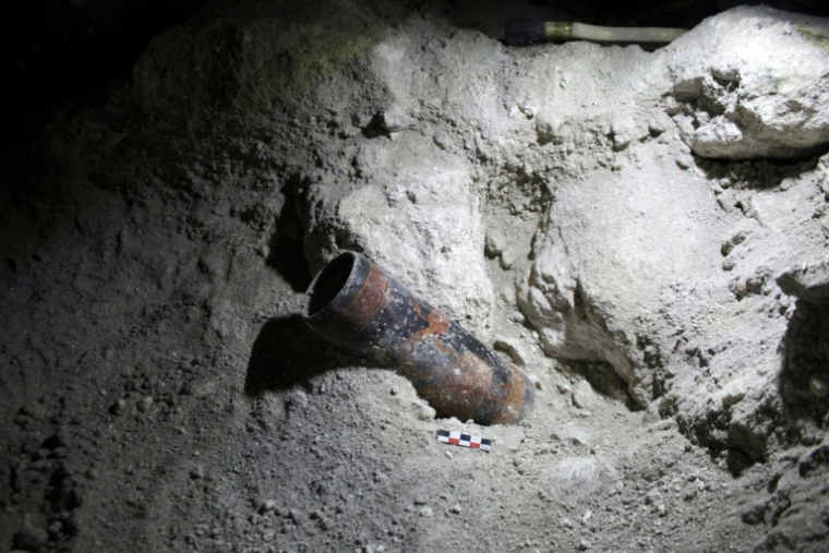 Cette photo non datée, publiée par le ministère guatémaltèque de la Culture le 29 mai 2025, montre un pot découvert sur le site archéologique d'Uaxactún, dans le département de Petén, au Guatemala ( Guatemalan Ministry of Culture and Sports / Handout )