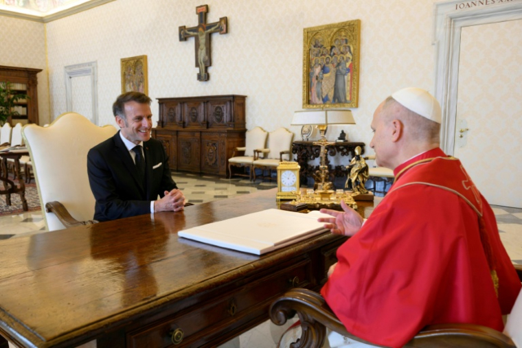 Photo prise et diffusée le 10 avril 2026 par Vatican Media montrant le pape Léon XIV lors d'une audience privée avec le président français Emmanuel Macron au Vatican ( VATICAN MEDIA / Handout )