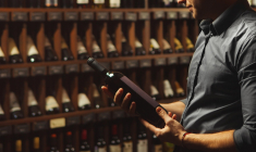 Comment décrypter une étiquette de vin (Crédits photo : Shutterstock)