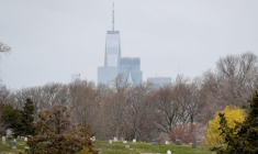 Vue du One World Trade Center et de Manhattan depuis le cimetière de Green-Wood à New York