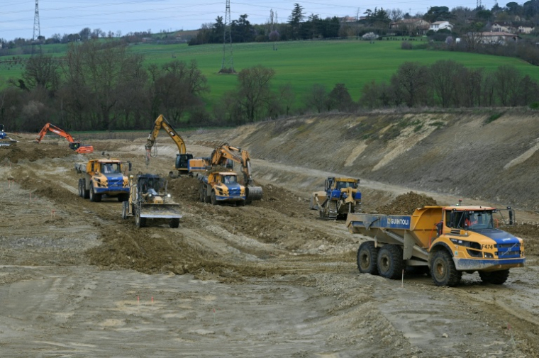 Des engins de chantier sur le site de construction de l'A69 à Teulat, dans le Tarn, le 6 mars 2026 ( AFP / Matthieu RONDEL )