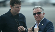 L'émissaire américain Steve Witkoff (d) et le gendre de Donald Trump, Jared Kushner, à l'aéroport de Teterboro, dans le New Jersey, le 13 juillet 2025 ( AFP / Brendan SMIALOWSKI )