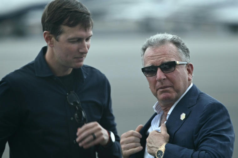 L'émissaire américain Steve Witkoff (d) et le gendre de Donald Trump, Jared Kushner, à l'aéroport de Teterboro, dans le New Jersey, le 13 juillet 2025 ( AFP / Brendan SMIALOWSKI )