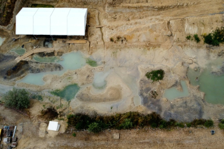 Vue aérienne du site de fouilles Angeac-Charente, le 19 juillet 2025 en Charente ( AFP / ROMAIN PERROCHEAU )